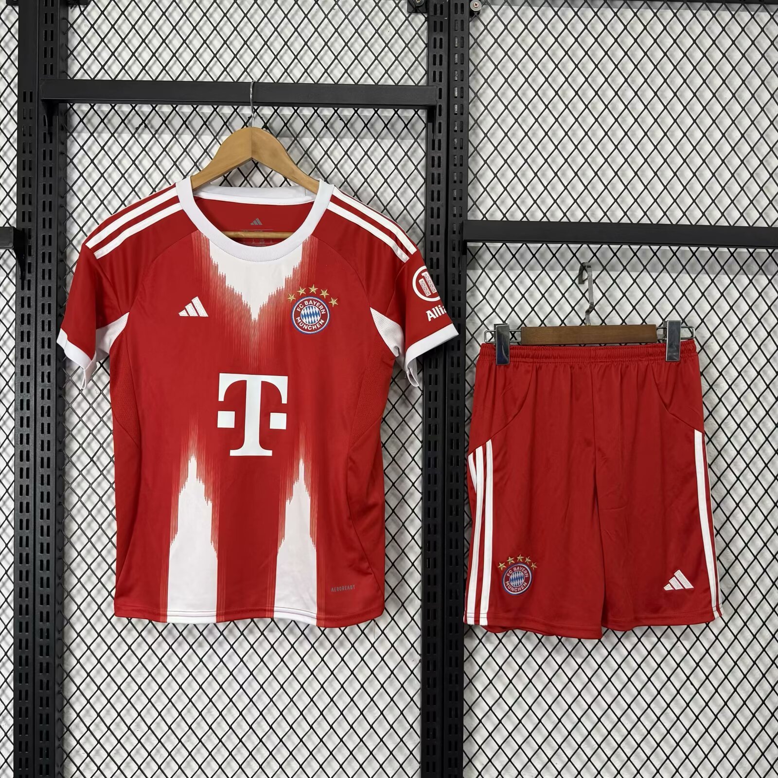 2025/2026 Bayern Munich Home Football Shirt 1:1 Thai Quality Kids Size